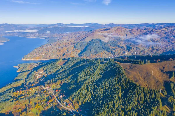 Vista aérea del lago y la zona rural — Foto de Stock