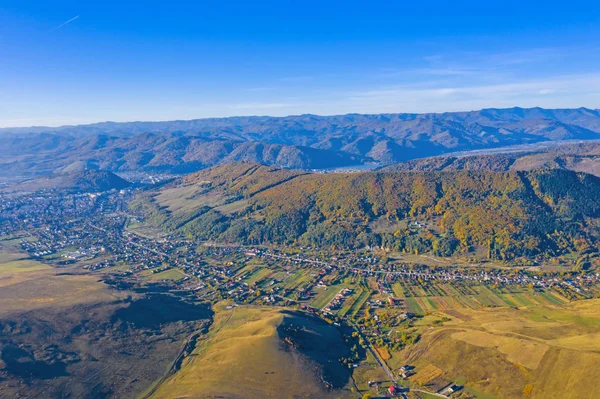 Luftaufnahme von Dorf und Herbstberg — Stockfoto