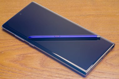 Stylus ve akıllı telefon masanın üstünde.