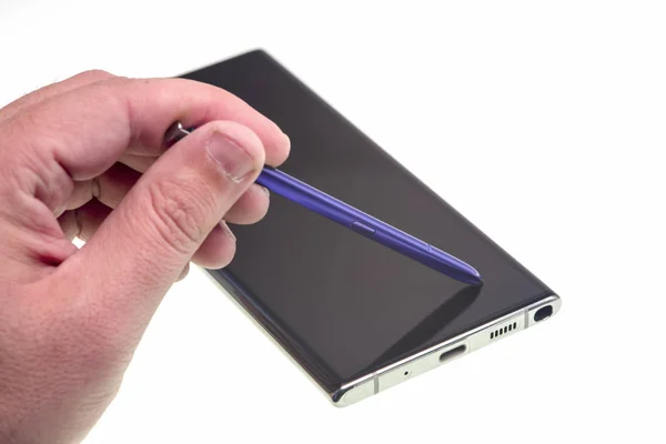 Hand mit Stift auf mobilem Display — Stockfoto