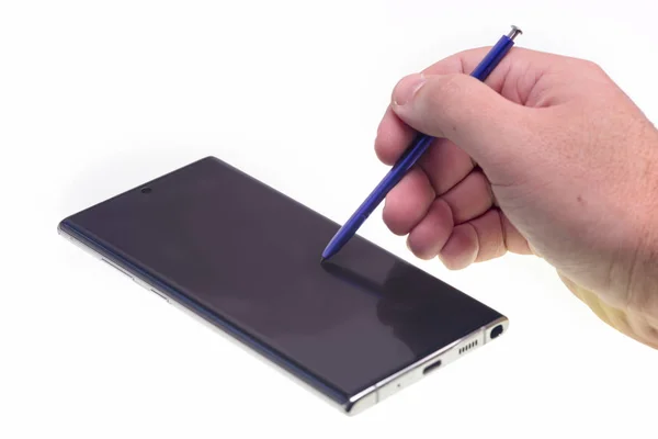 Schreiben mit Stift am Handy — Stockfoto