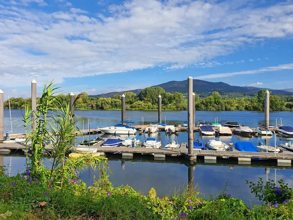 Barcos deportivos atracan en el río — Foto de Stock