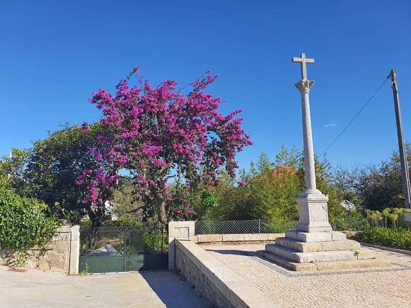 Monumento a croce in un villaggio portoghese — Foto Stock