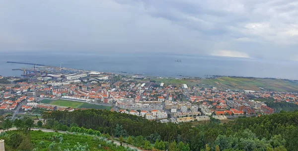 Vista dall'alto dalla collina della città e dalla costa del mare — Foto Stock