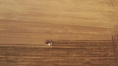 Bahar sahasında çalışan traktor görünümünün üstünde