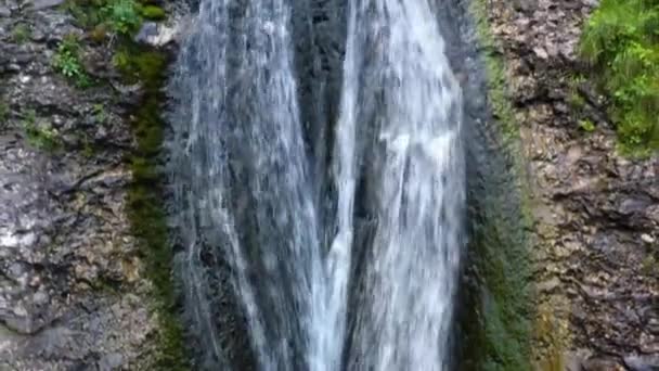 Cours d'eau sur paroi rocheuse 