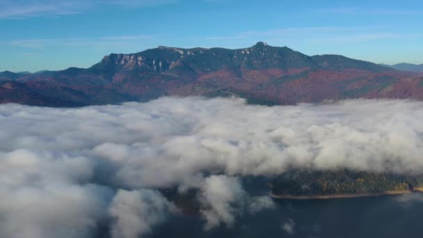 Drone che sorvola nube nebbia in autunno mattina, bella montagna — Video Stock
