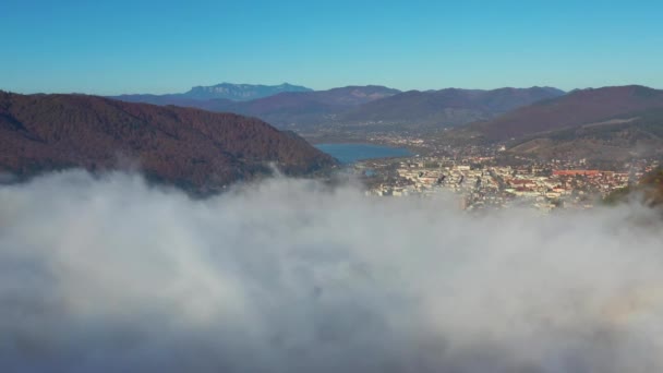 Niebla que llega sobre la ciudad montañosa — Vídeo de stock