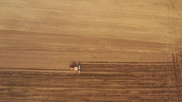Над видом работающего трактора на весеннем поле — стоковое видео