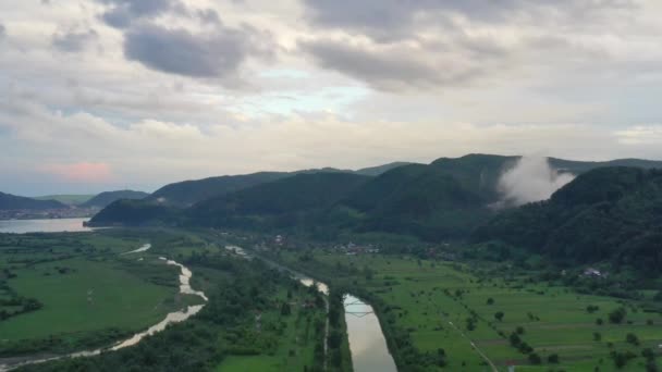 川に沿って飛んで、人口の谷の空中夏の風景 — ストック動画