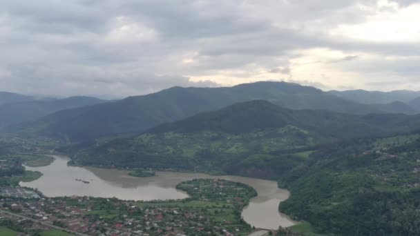 Fliegende Drohne nach Regen über Sommerdorf — Stockvideo