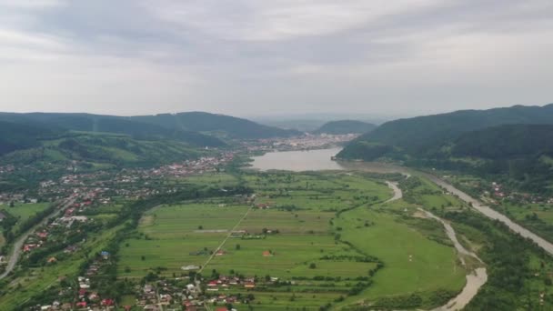 Літаючий безпілотник над населеною долиною — стокове відео