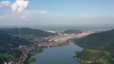Bistrita Nehri Vadisi 'ndeki Piatra Neamt şehrinin üstünde.