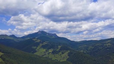 Yaz dağının hızlandırılmış videosu, orman ve hareket eden bulutlu kayalık dağ videosu.