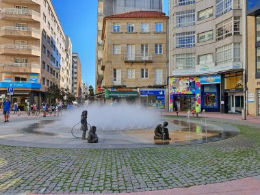 PONTEVEDRA, İspanya - 12 Eylül 2019: Pontevedra 'nın eski merkezindeki şehir meydanında yaz çeşmesi