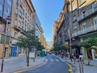 PONTEVEDRA, İspanya - 12 Eylül 2019: Güzel şehir Pontevedra, Galiçya 'da tek yönlü cadde