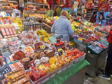 BARCELONA, İSPAN - 16 Kasım 2019: şekerleme ve meyve pazarı. La Boqueria pazarı İspanya 'da ünlü bir gıda pazarıdır. Tarihte ilk kez 1217 'den bahsediliyor..