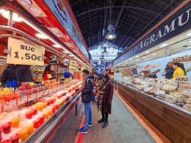BARCELONA, İSPAN - 16 Kasım 2019: markette satılacak sağlıklı meyve suları. La Boqueria pazarı İspanya 'da ünlü bir gıda pazarıdır. Tarihte ilk kez 1217 'den bahsediliyor..