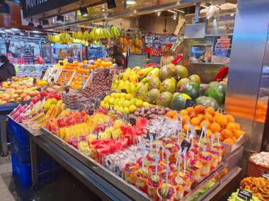BARCELONA, İSPAN - 16 Kasım 2019: markette taze meyve ve meyve salatası standı. La Boqueria pazarı İspanya 'da ünlü bir gıda pazarıdır. Tarihte ilk kez 1217 'den bahsediliyor..