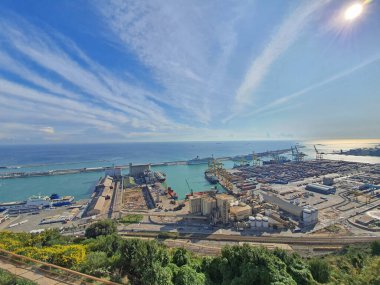 Montjuic Hill 'den sanayi limanı Barcelona' ya, kenetlenmiş gemiler, vinçler ve konteynırlar üzerindeki hava manzarası