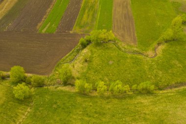 Kırsal alanda su akıntısının havadan görünüşü, yeşil sahne