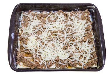 Ev yapımı lazanya tepside yemek için hazır.