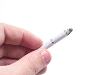 Beyaz arka planda yanan bir sigarayı elinde tutan adam..