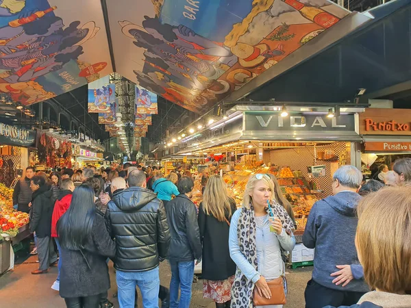 Барселона Испания Ноября 2019 Года Туристы Продовольственном Рынке Boqueria Известный — стоковое фото