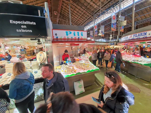 Barcelona Espanja Marraskuu 2019 Matkailijat Elintarvikemarkkinoilla Boqueria Markkinoilla Kuuluisa Elintarvikemarkkinoilla — kuvapankkivalokuva