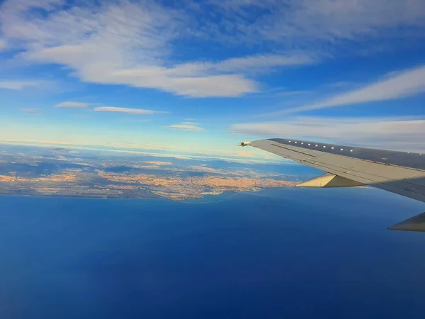 Skrzydło Samolotu Nad Morzem Krajobraz Miasta Barcelony — Zdjęcie stockowe