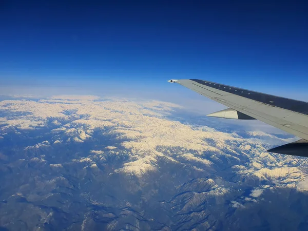 Alpy Szczyty Gór Pokryte Śniegiem Widok Samoloty — Zdjęcie stockowe