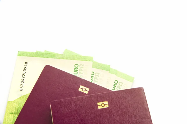 Beyaz Arkaplan Üzerinde Biyometrik Pasaport Euro Banknotları — Stok fotoğraf