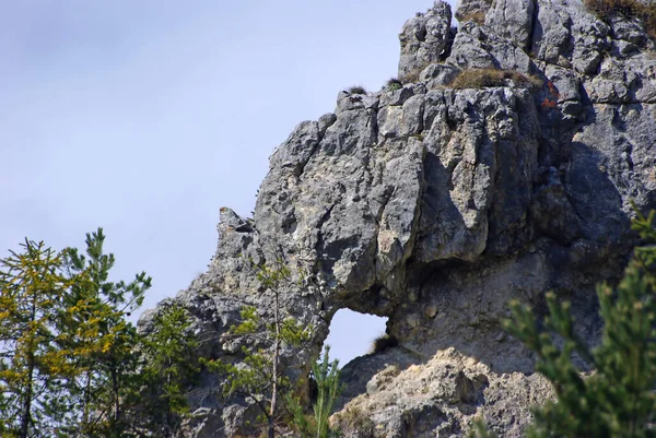 Naturalna Dziura Skalna Górach — Zdjęcie stockowe