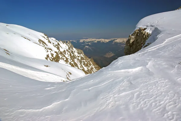 Winterbergkam Sneeuwcorniche Gevormd Door Wind Roemeense Karpaten — Stockfoto