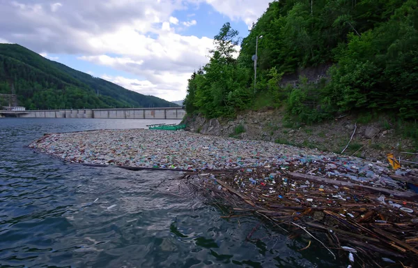 Inquinamento Dell Acqua Lago Montagna Con Spazzatura — Foto Stock
