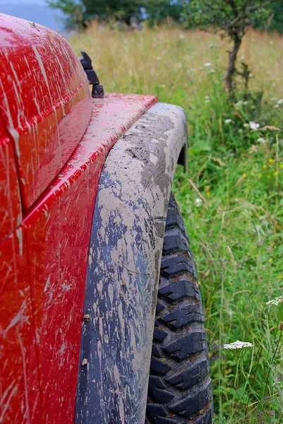 Schmutziger Kotflügel Eines Roten Geländewagens Mit Sommerlichem Hintergrund — Stockfoto
