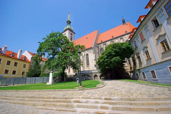 Καθεδρικός Ναός Του Αγίου Μαρτίνου Και Μεσαιωνική Πόλη Της Μπρατισλάβα — Φωτογραφία Αρχείου