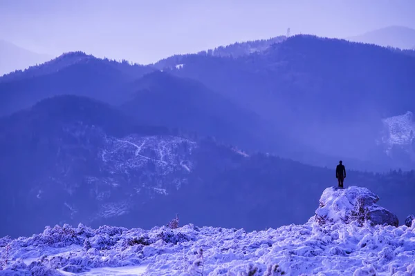 Зимний Восход Солнца Турист Скале Горным Фоном — стоковое фото