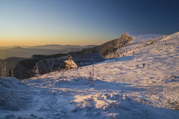 Berghüttenlandschaft Bei Sonnenaufgang Den Rumänischen Karpaten Gefrorene Landschaft — Stockfoto