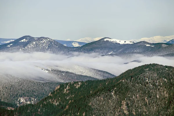 Wolken Über Dem Tal Winterlicher Berglandschaft — Stockfoto