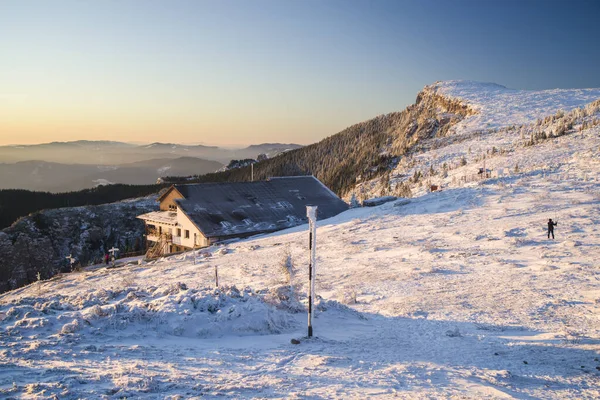 Güneş Doğarken Donmuş Dağ Manzarası Romen Karpatlar Kalamar Turistler — Stok fotoğraf