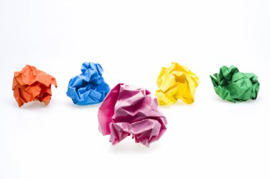 Buruşuk kağıt top, pembeye odaklı lider konsepti..