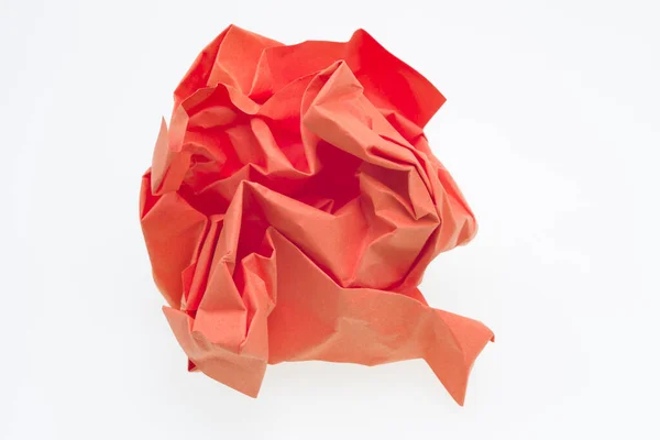 Rosso Palla Carta Stropicciata Uno Sfondo Bianco — Foto Stock