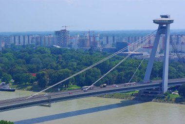 Bratislava silueti ve UFO köprüsü olarak bilinen Tuna Nehri üzerindeki SNP köprüsü