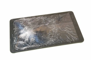 Beyaz arkaplanda kırık ekranlı tablet