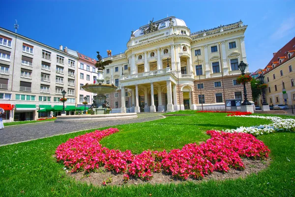 Sommerlandschaft Bratislava Fassade Des Natioanl Theaters Und Schöner Blumengarten — Stockfoto