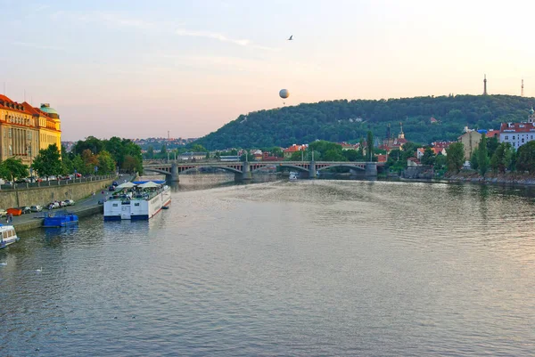Влтава Река Туристические Лодки Прага Летний Пейзаж Закате — стоковое фото