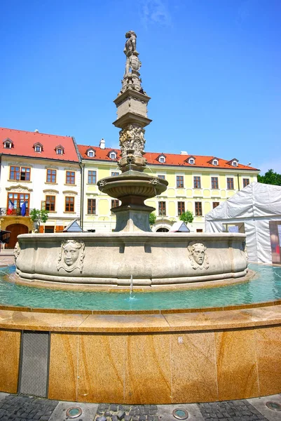 ブラチスラバ市役所広場にあるローランド噴水 ストック画像