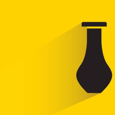 Su şişesi ya da içecek şişesi paketi sarı arka planda damla gölgesi