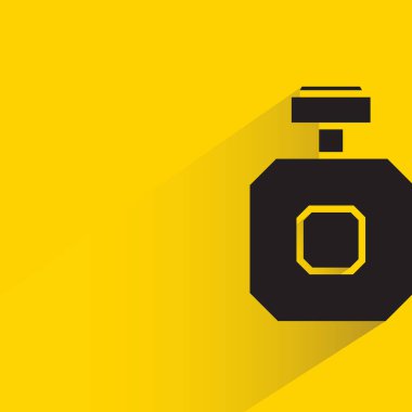 Ruhlar, şarap ve bira şişesi. Sarı arka planda gölge var.
